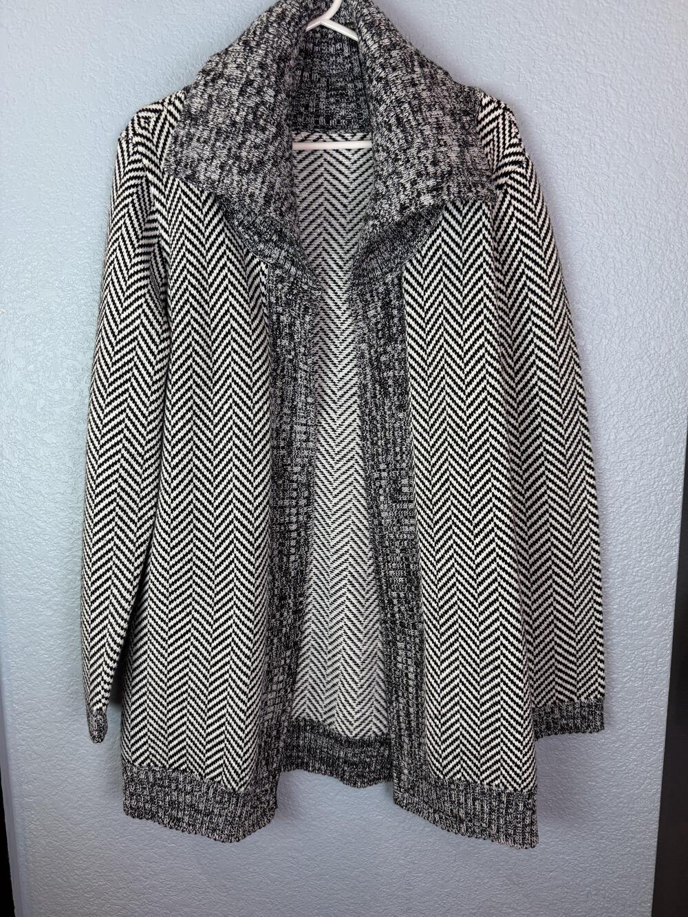 White House Black Market Sweater Womens Large Black White Herringbone Cardigan
